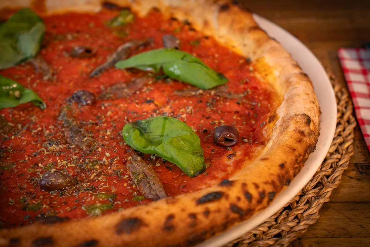 Pizza napolitaine au bord gonflé et tacheté - Les Pizzas du Turf, Marseille