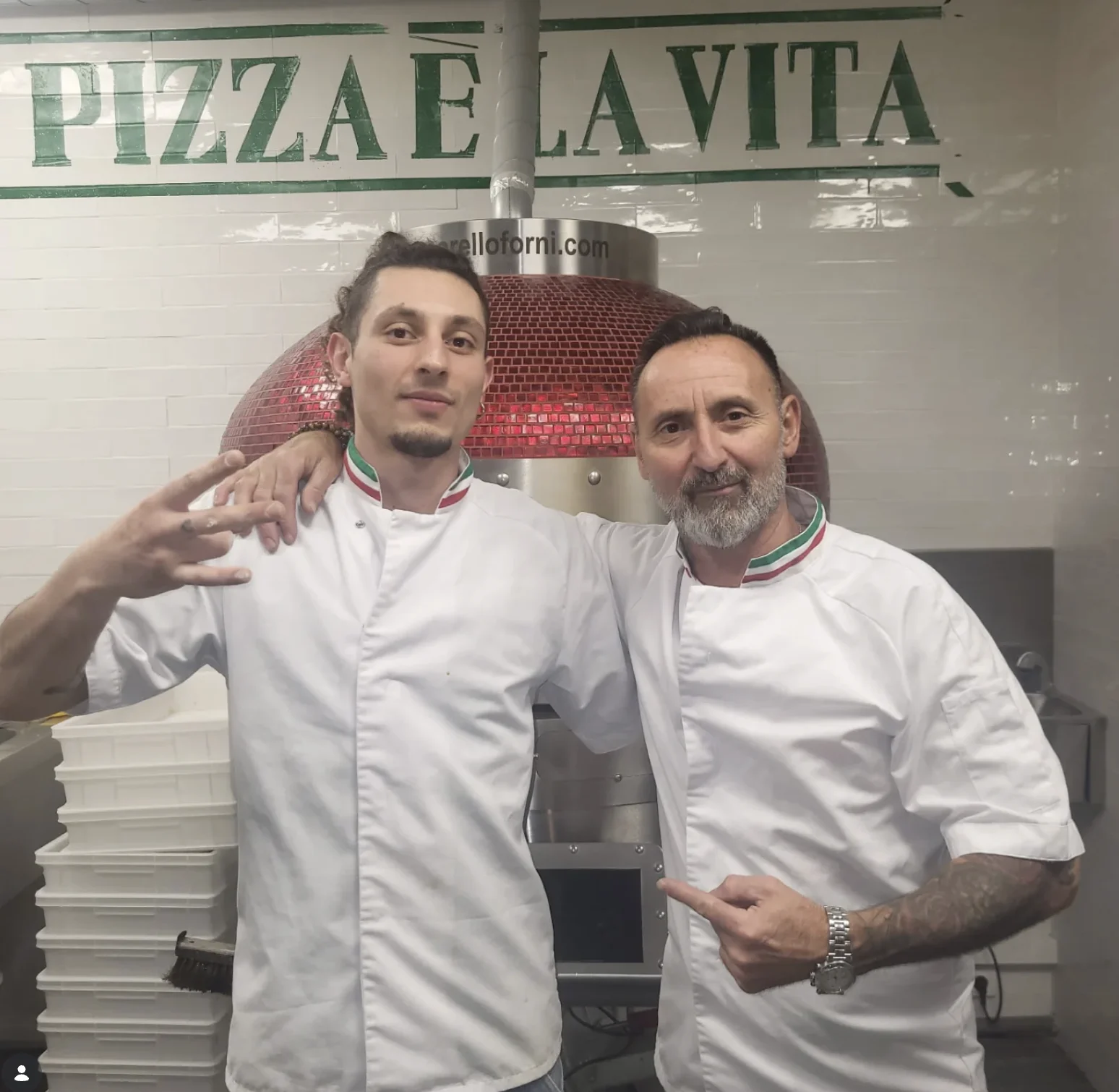 Les pizzaïolos du Turf devant le four à bois - Marseille
