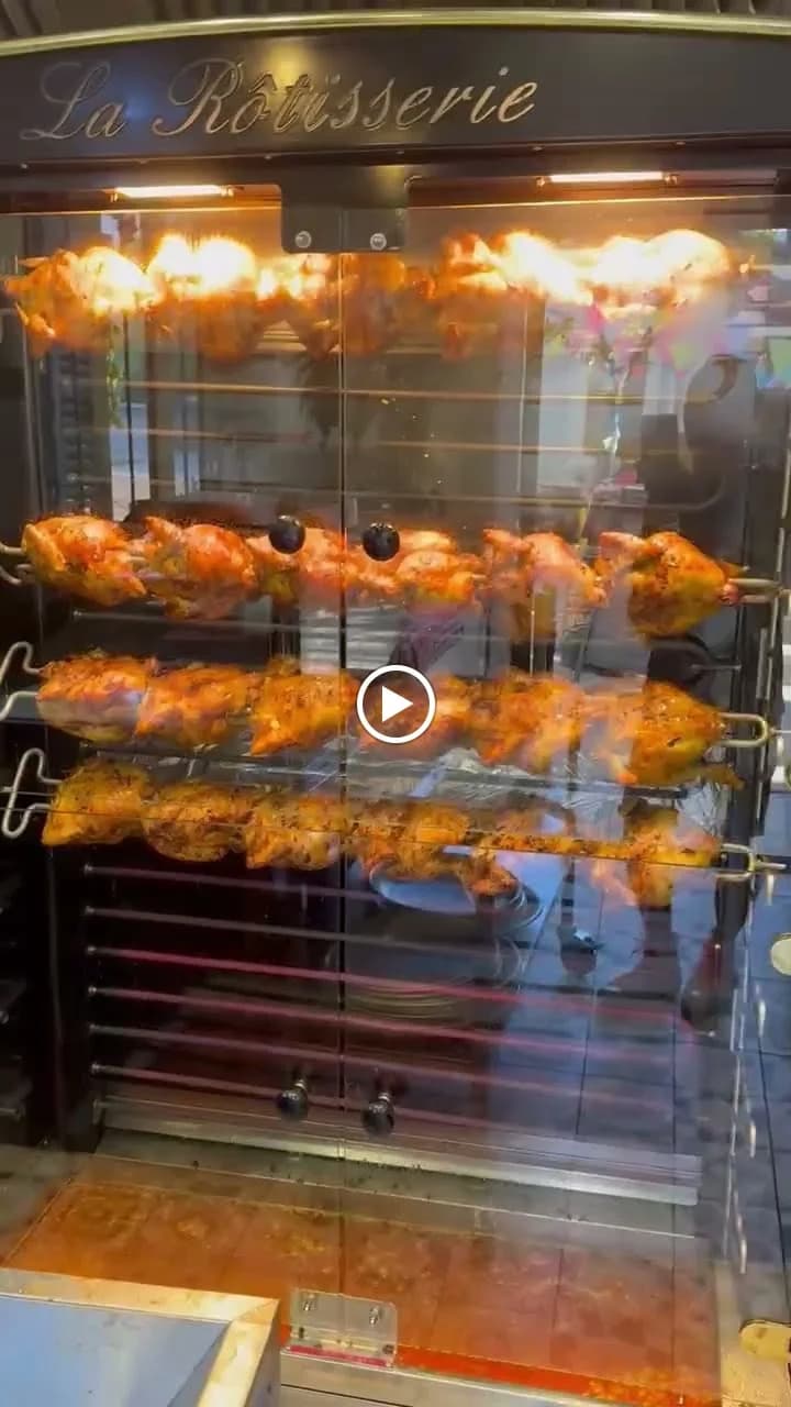 Four à rôtisserie - poulets au feu