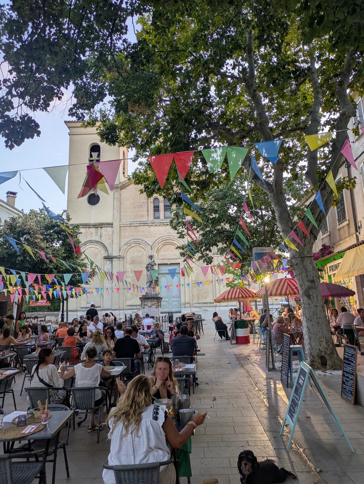 Terrasse animée Le Turf - Place Sainte-Anne Marseille